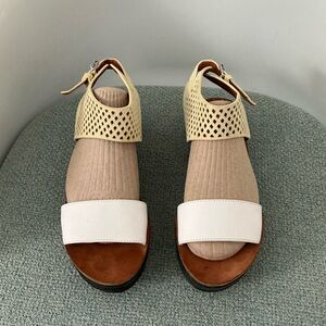 Marc By Marc Jacobs Beige and White Sandals. Size 37.5